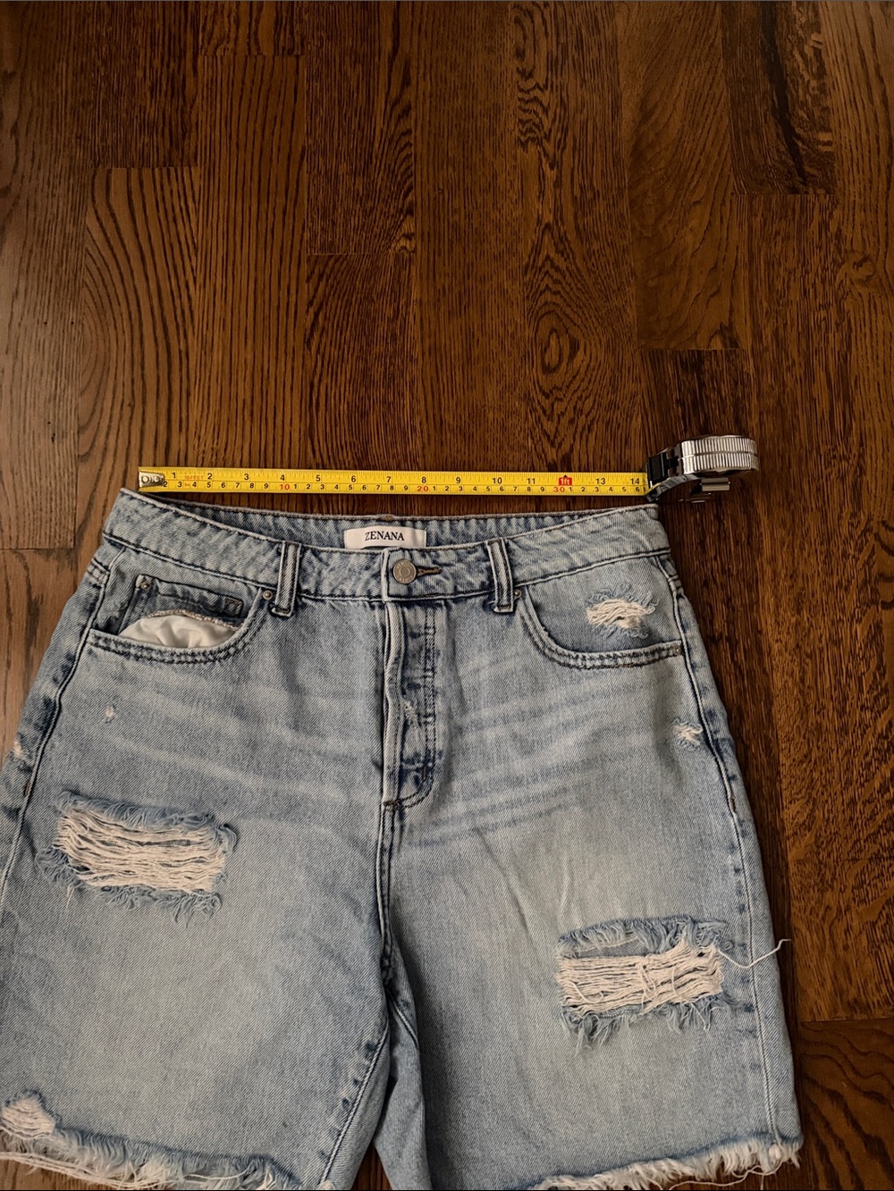 Zenana Outfitters Light Wash Distressed Denim Shorts medium - Picture 6 of 9